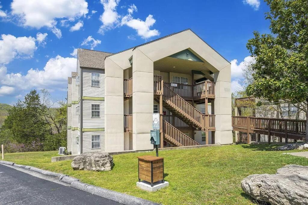 Modern Comfort: Updated Cozy In Indian Point Appartement Branson