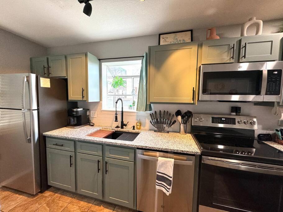 Modern Comfort: Updated Cozy In Indian Point Appartement Branson