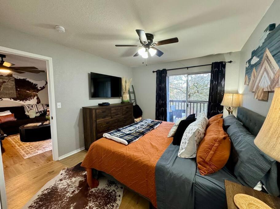 Modern Comfort: Updated Cozy In Indian Point Appartement